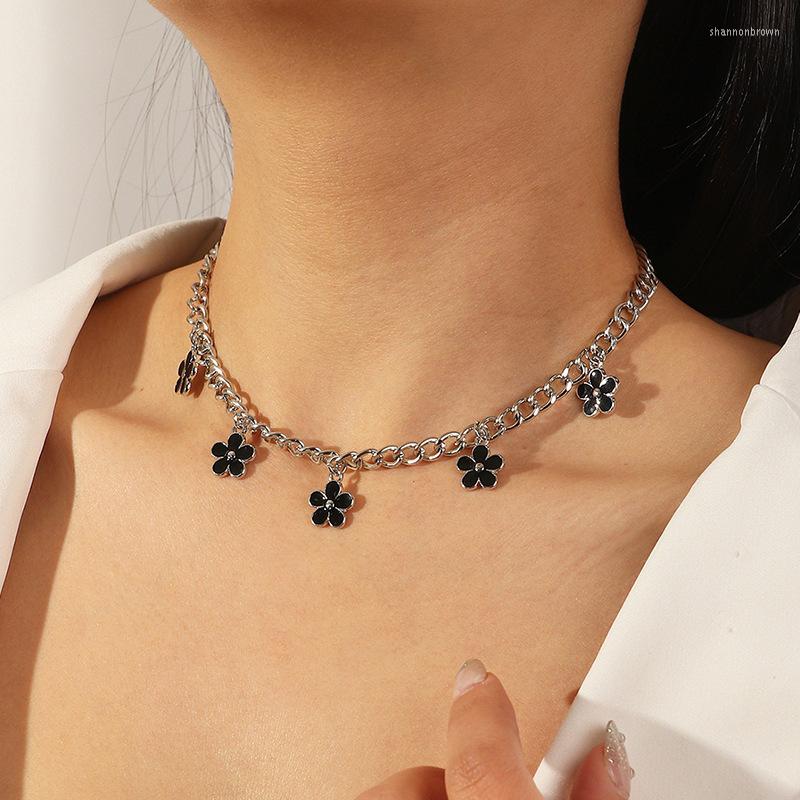 Pendant Necklaces Punk Black Flower Necklace Charms Thick Chain Clavicle For Women Female Vintage Silver Color Party Jewelry
Pendant Necklaces Punk Black Flower Necklace Charms Thick Chain Clavicle For Women Female Vintage Silver Color Party Jewelry