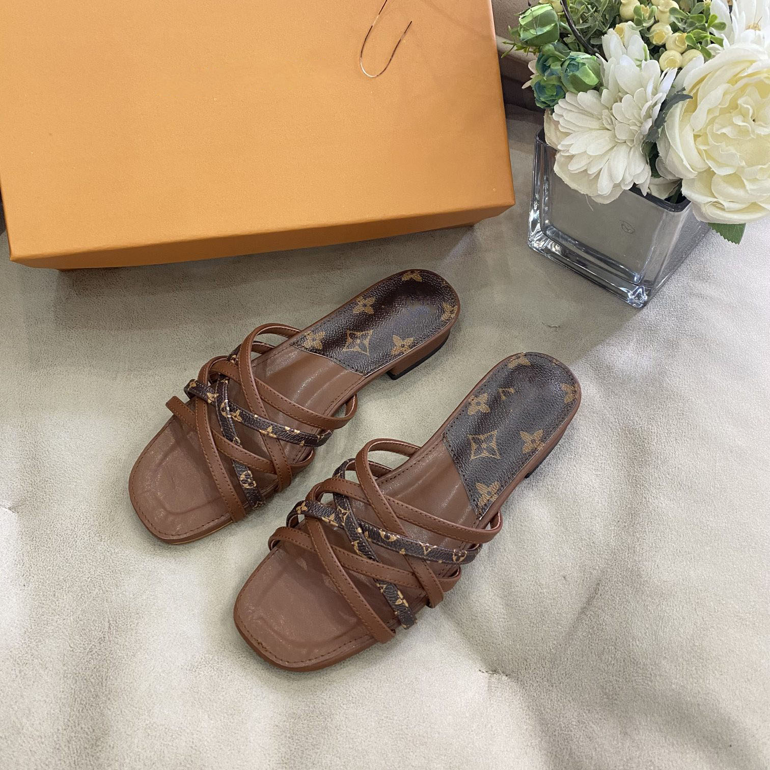 Luxurys Women Sandals Designer Slippers Women's Flip Flops Casual Slides Floral Brocade Genuine Leather Hollow Out Lady Shoes Beach Sandal 34-40
Luxurys Women Sandals Designer Slippers Women's Flip Flops Casual Slides Floral Brocade Genuine Leather Hollow Out Lady Shoes Beach Sandal 34-40