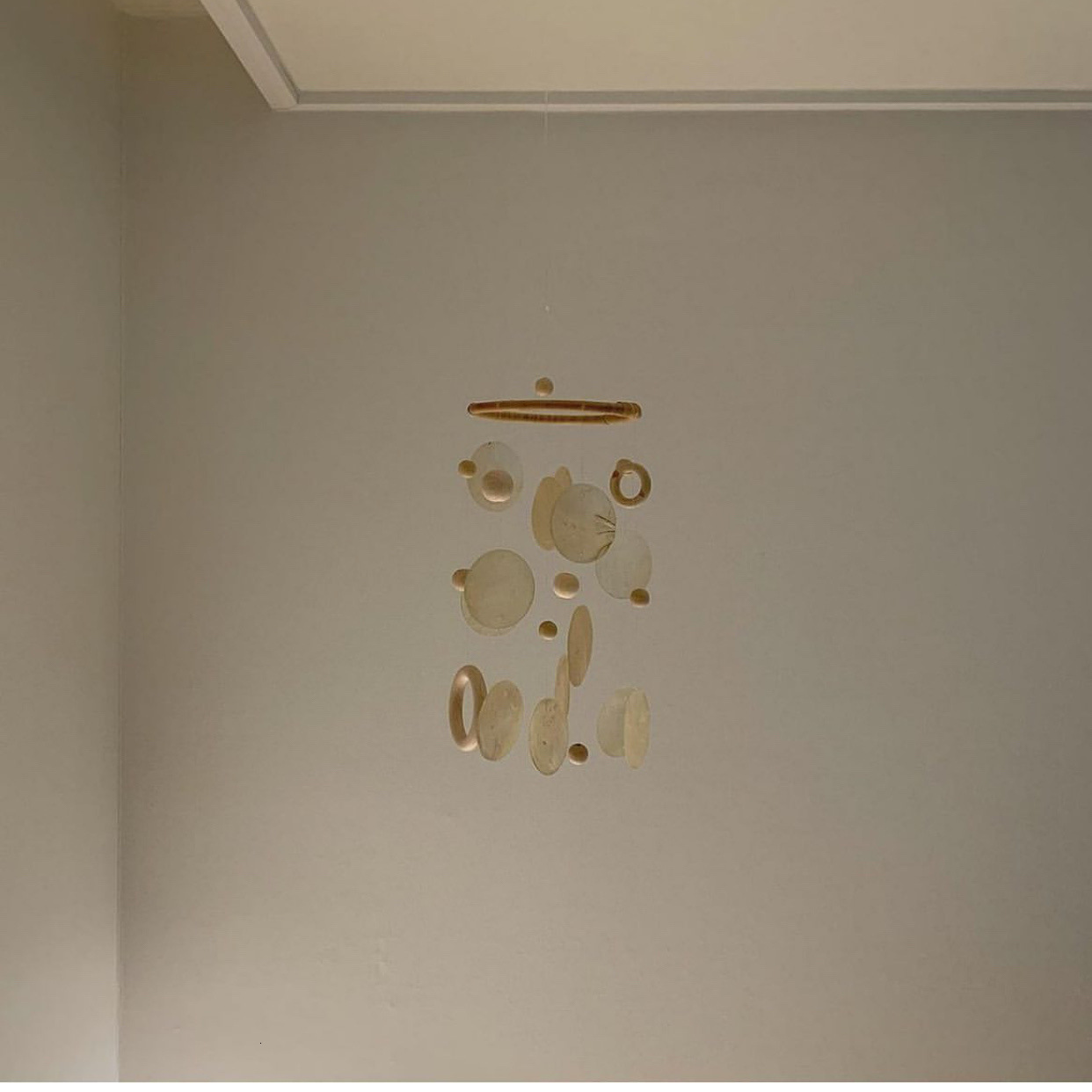 Wall Decor Children's Pendant Toy INS Style Natural Shell Pendant Wooden Beads Ring Wind Chimes Simple Wall Ornaments Homestay Soft Props 230317