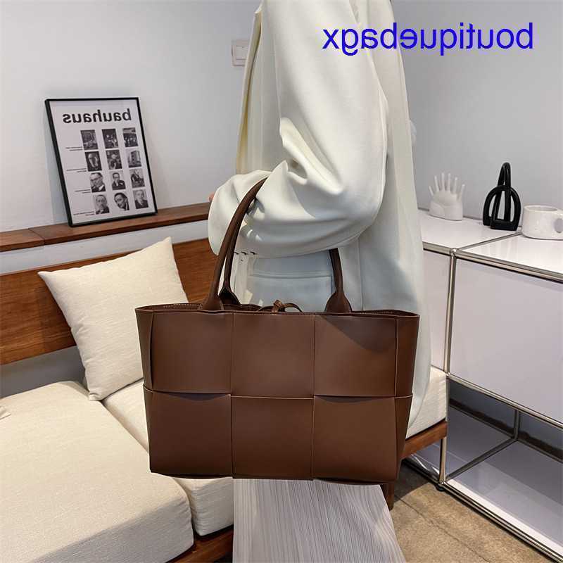 Luxury Bottegss Venetss Arco Evening Bags online store new large bag 2023 Net fashion high red sense foreign style single shoulder With logo AT9K, White6
Luxury Bottegss Venetss Arco Evening Bags online store new large bag 2023 Net fashion high red sense foreign style single shoulder With logo AT9K, White6