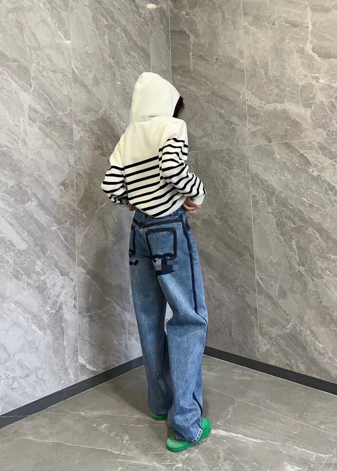 Xiaoxiangjia' new shadow straight tube jeans Xiangnana' classic denim blue leather reverse design
Xiaoxiangjia' new shadow straight tube jeans Xiangnana' classic denim blue leather reverse design