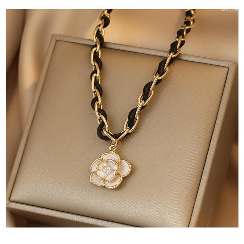 Chains White Camellia Pendant Necklace Fashion Niche Design Black Rope Winding Collarbone Chain Cold Wind Women
Chains White Camellia Pendant Necklace Fashion Niche Design Black Rope Winding Collarbone Chain Cold Wind Women
