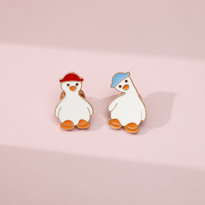 Creative Cartoon Animal Brooches for Children Duck Badge Gold Plated Red Blue Hat Alloy Pins Couple Clothes Accessories
Creative Cartoon Animal Brooches for Children Duck Badge Gold Plated Red Blue Hat Alloy Pins Couple Clothes Accessories