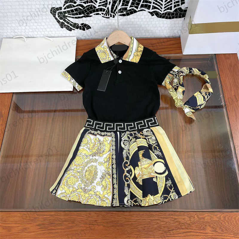 Baby Girl Designer Clothes Sets Summer Black Fashion Luxury Fashion Classic Print Short Sleeve Pleated Half Skirt Hairpin Three Piece Set Suit
Baby Girl Designer Clothes Sets Summer Black Fashion Luxury Fashion Classic Print Short Sleeve Pleated Half Skirt Hairpin Three Piece Set Suit