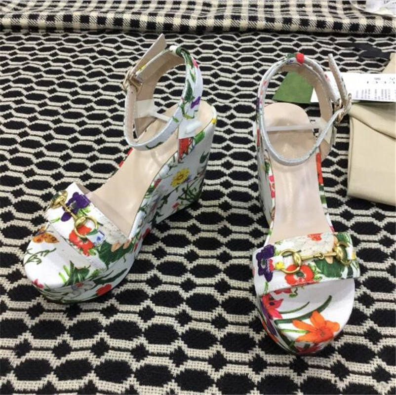 2023 Latest ladies sandals with thick wedges and raised soles, printed round head and thin belt buckles on leather cloth with formal casual banquet size 35-41 with boxes, Black
2023 Latest ladies sandals with thick wedges and raised soles, printed round head and thin belt buckles on leather cloth with formal casual banquet size 35-41 with boxes, Black