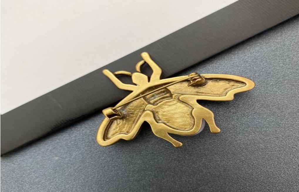2021 Retro pearl bee letter clothing brooch wild fashion big brand collar pin unisex high quality fast delivery8920025
2021 Retro pearl bee letter clothing brooch wild fashion big brand collar pin unisex high quality fast delivery8920025