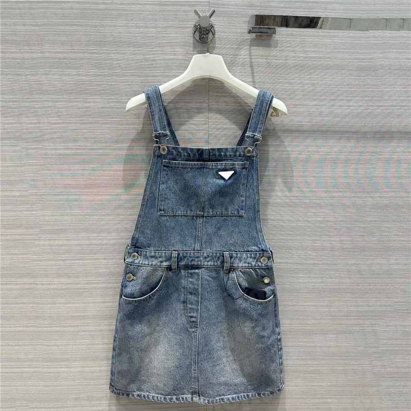 Women Designer Denim Strap Dress With Letter Badge High Grade Ladies Short Skirts Casual Suspender Dress Apparel, Blue
Women Designer Denim Strap Dress With Letter Badge High Grade Ladies Short Skirts Casual Suspender Dress Apparel, Blue