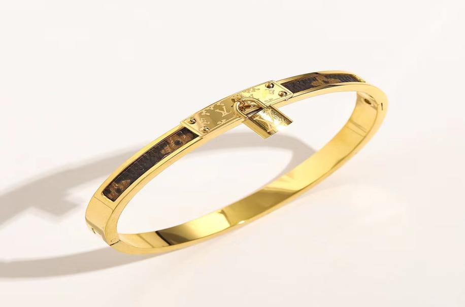 Fashion Designer Jewelry women bracelet Gold Bangle with Lock leather alex ani four leaf flower pattern stainless steel letters st8790935
Fashion Designer Jewelry women bracelet Gold Bangle with Lock leather alex ani four leaf flower pattern stainless steel letters st8790935