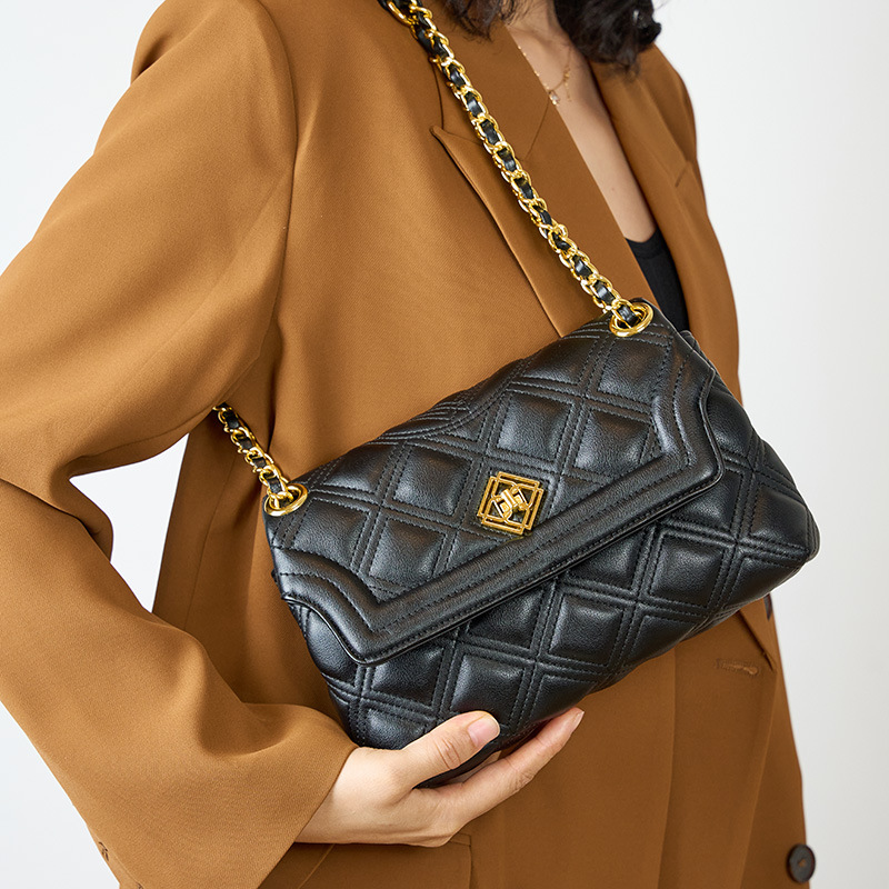 Niche design single shoulder crossbody bag 2023 fashion women's leather Ringer small square bag, Black
Niche design single shoulder crossbody bag 2023 fashion women's leather Ringer small square bag, Black