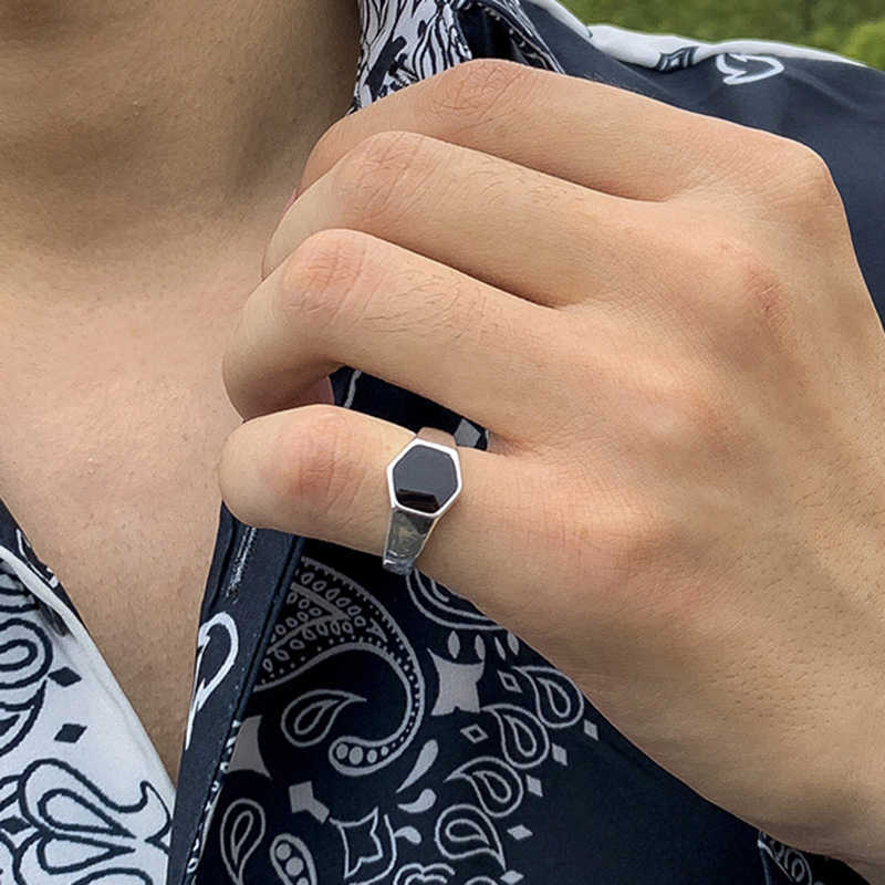 Band Rings Simple Fashion Retro Hexagonal Black Glossy Ring Design Sense Men's Opening Adjustable Metal Ring Anniversary Gift Jewelry G230317
Band Rings Simple Fashion Retro Hexagonal Black Glossy Ring Design Sense Men's Opening Adjustable Metal Ring Anniversary Gift Jewelry G230317