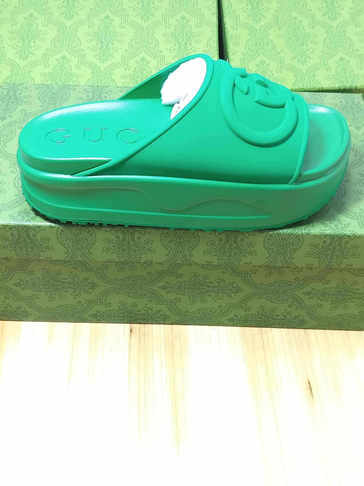 Running Shoes Sandals luxury Designer women Flip flops Slipper Genuine Leather slides Metal Chain Ladies Casual shoes