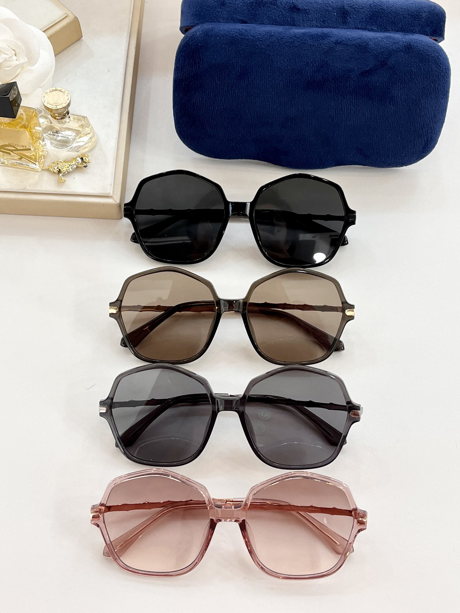 Men Sunglasses For Women Latest Selling Fashion Sun Glasses Mens Sunglass Gafas De Sol Glass UV400 Lens With Random Matching Box 1228S
Men Sunglasses For Women Latest Selling Fashion Sun Glasses Mens Sunglass Gafas De Sol Glass UV400 Lens With Random Matching Box 1228S