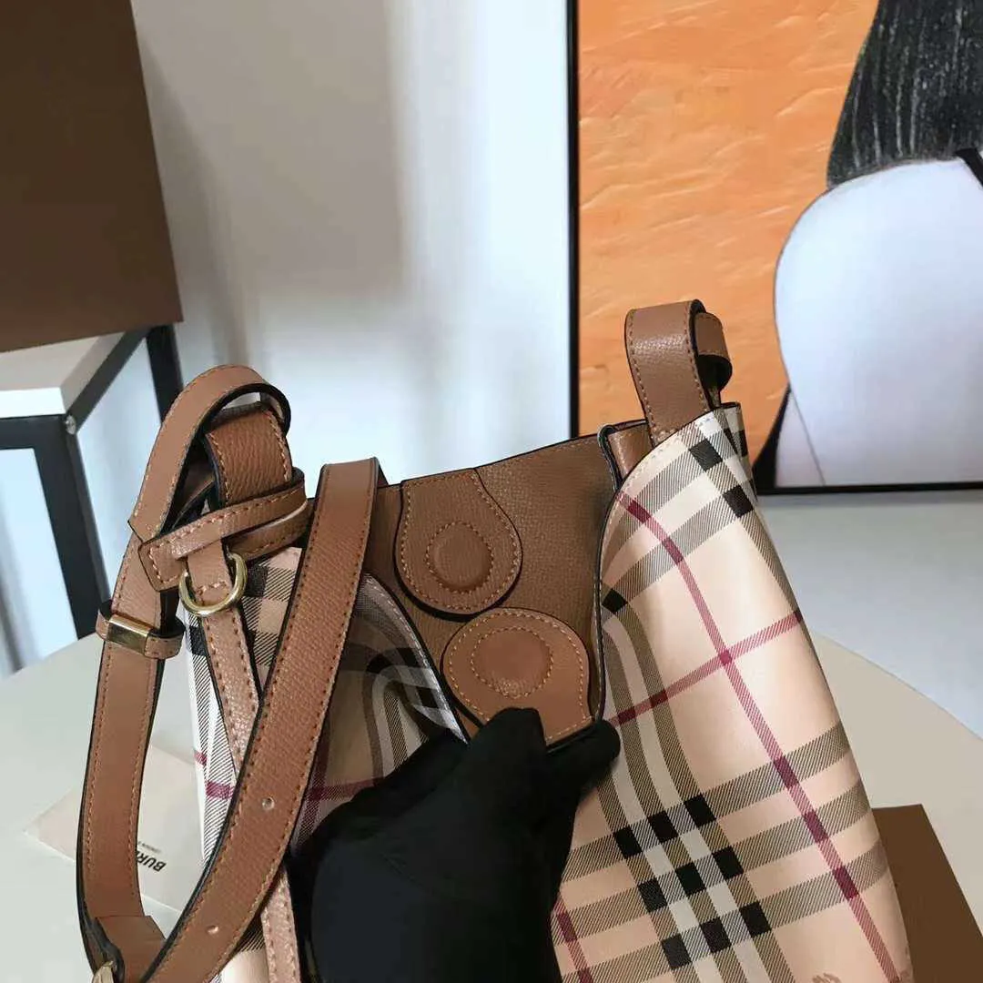 Designer Luxury Bags For Women High Quality Brown Crossbody Handbags Vintage Leather Wallet Paris Plaid The Totes Bag Fashion Purses R496
Designer Luxury Bags For Women High Quality Brown Crossbody Handbags Vintage Leather Wallet Paris Plaid The Totes Bag Fashion Purses R496