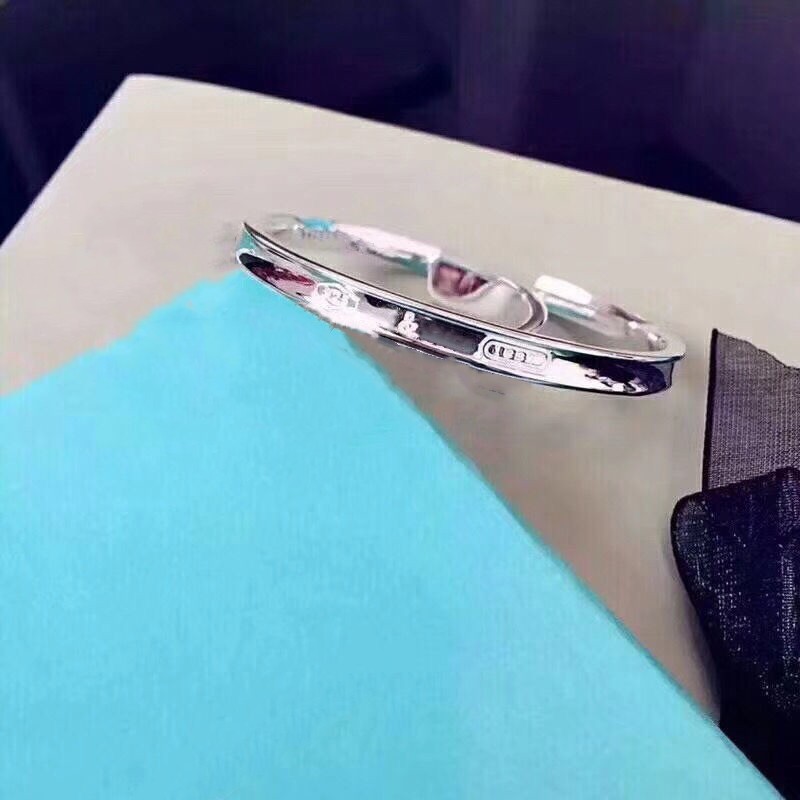 Men s bracelet gold cuff bracelet designer bracelet classic opening fashion couple style stainless steel ladies bracelet European classic accessories gifts
Men s bracelet gold cuff bracelet designer bracelet classic opening fashion couple style stainless steel ladies bracelet European classic accessories gifts