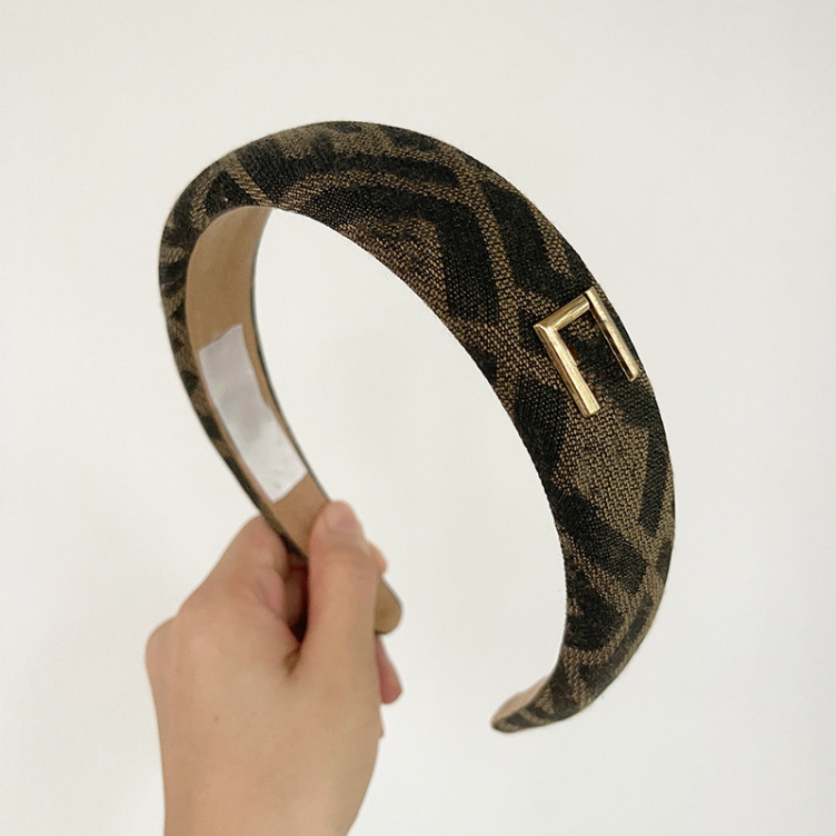 Designer Metal Hair Hoop Fashion Leather Flower Sponge Hairpin Luxury Brand Headwear Retro Letter Headband Classic Design Accessories Couple Gifts
Designer Metal Hair Hoop Fashion Leather Flower Sponge Hairpin Luxury Brand Headwear Retro Letter Headband Classic Design Accessories Couple Gifts