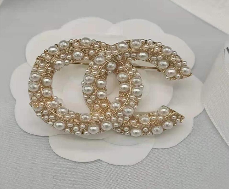 Designer Gold Brand Luxurys Desinger Brooch Famous Women Rhinestone Pearl Letter C Brooches Suit Pin Fashion Jewelry Clothing Deco4818062
Designer Gold Brand Luxurys Desinger Brooch Famous Women Rhinestone Pearl Letter C Brooches Suit Pin Fashion Jewelry Clothing Deco4818062