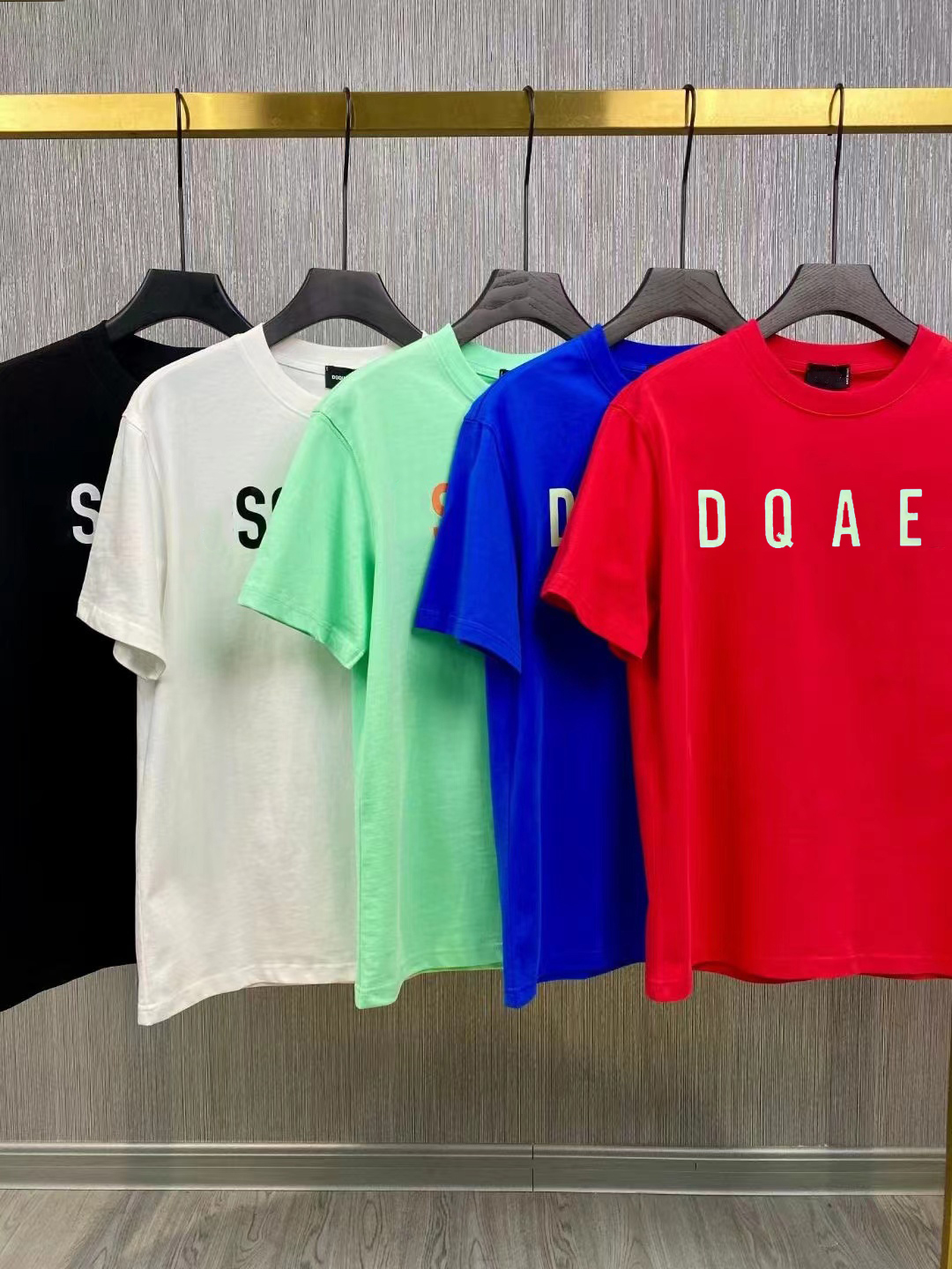 2023 Summer Mens Designer T Shirt Casual Man Womens Tees With Letters Print Short Sleeves Top Sell Luxury Men Hip Hop clothes S-4XL
2023 Summer Mens Designer T Shirt Casual Man Womens Tees With Letters Print Short Sleeves Top Sell Luxury Men Hip Hop clothes S-4XL