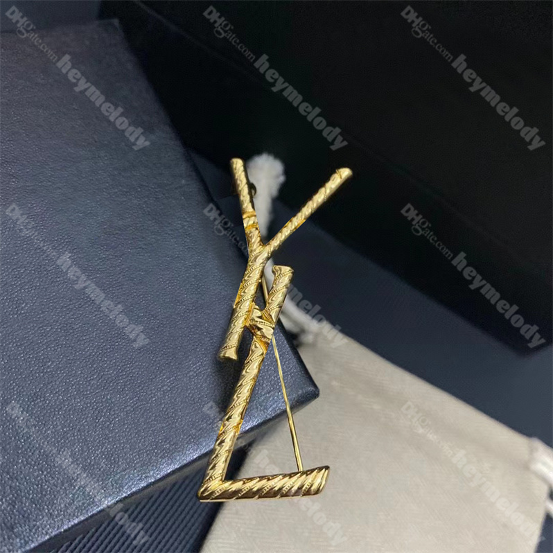 Vintage Letter Lapel Brooches Men Women Coat Suit Pins Designer Gold Dress Badge Wholesale