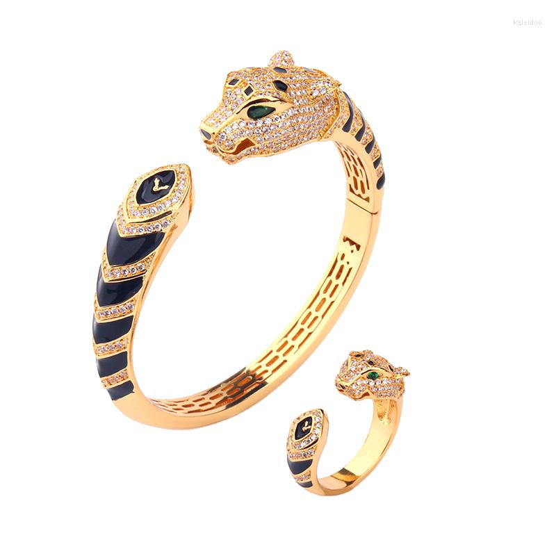 Bangle Fashion Classic Animal Head Copper Zircon Open Bracelet Ring European Dubai Woman Wedding Party Gift
Bangle Fashion Classic Animal Head Copper Zircon Open Bracelet Ring European Dubai Woman Wedding Party Gift