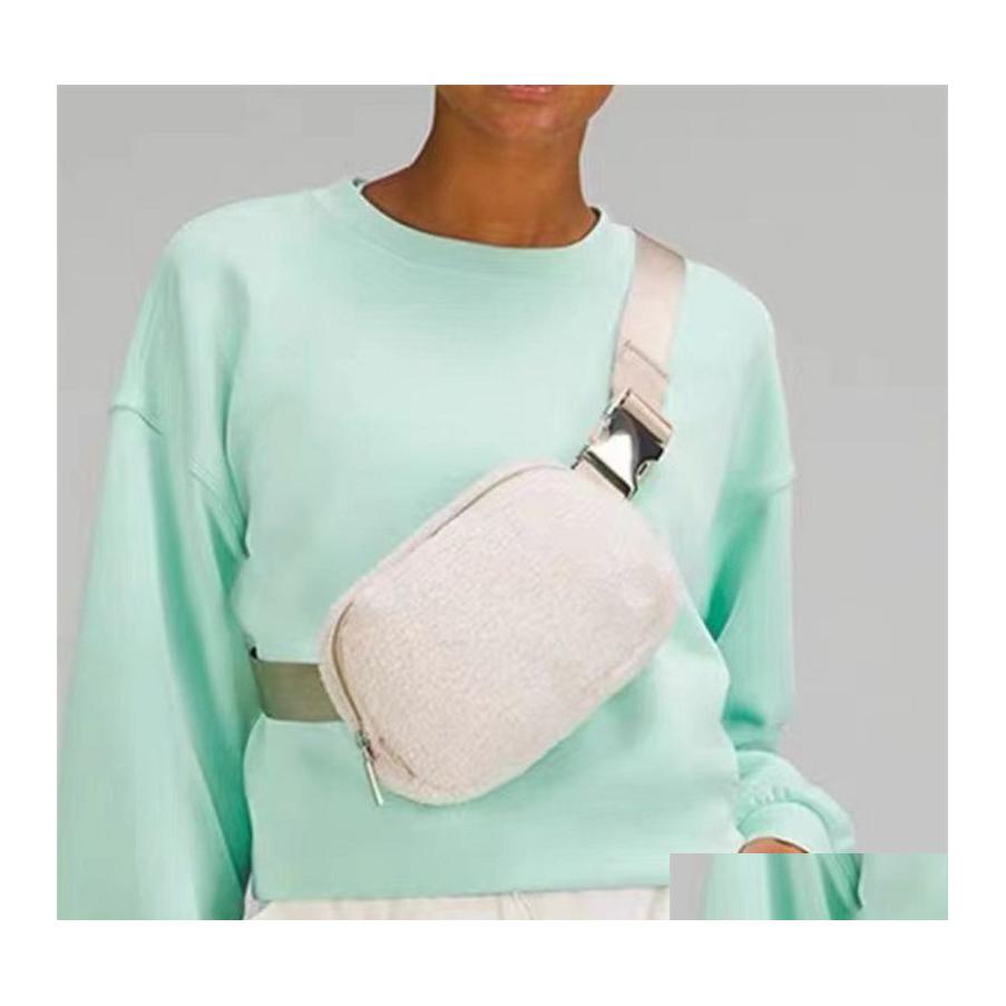 Yoga Bags 3 Colors Lu Belt Bag Plush Models Womens Sports Waist Outdoor Crossbody Chest 1L Capacity Luxury Designer Ladies Handbag M Dh8Ql
Yoga Bags 3 Colors Lu Belt Bag Plush Models Womens Sports Waist Outdoor Crossbody Chest 1L Capacity Luxury Designer Ladies Handbag M Dh8Ql