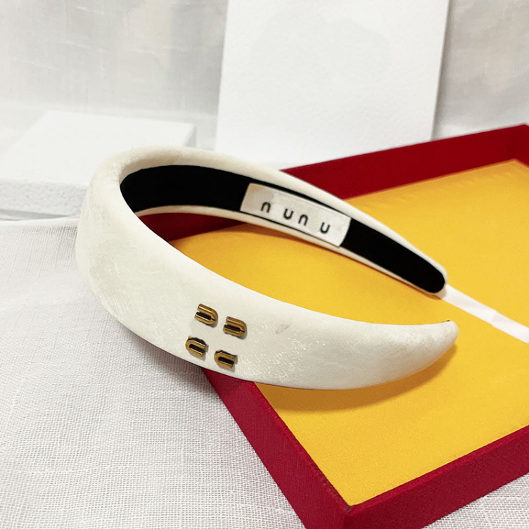 Luxury Designer Headbands Womens 2color Black White Brand Letter Velvet Versatile Korea Headband Fashion Sport Hair Bands Headwraps For Head Accessories Gifts
Luxury Designer Headbands Womens 2color Black White Brand Letter Velvet Versatile Korea Headband Fashion Sport Hair Bands Headwraps For Head Accessories Gifts