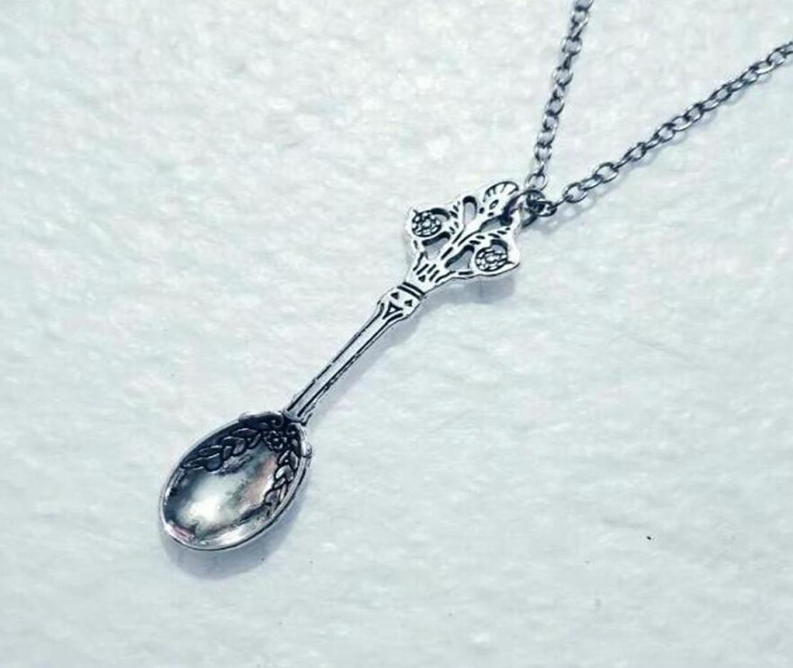 Fashion Spoon Charm Necklaces Alice Wonderland Crown Inspired Mini Tea Spoon Snuff Pendant Necklaces Chain Choker Jewelry Gift 5502696916
Fashion Spoon Charm Necklaces Alice Wonderland Crown Inspired Mini Tea Spoon Snuff Pendant Necklaces Chain Choker Jewelry Gift 5502696916
