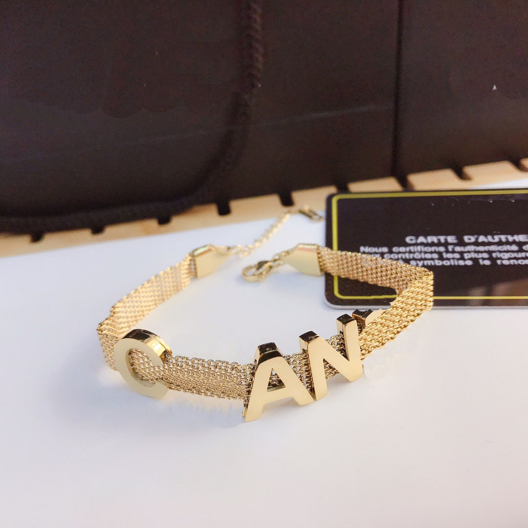 Luxury Stainless Steel Chain Cuff Bracelets Women Bangle 18K Gold Plated Enamel Lovers Gift Letter Pendant Wristband Cuff Chain Wedding Jewelry Wholesale L006
Luxury Stainless Steel Chain Cuff Bracelets Women Bangle 18K Gold Plated Enamel Lovers Gift Letter Pendant Wristband Cuff Chain Wedding Jewelry Wholesale L006