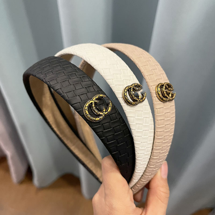 Korean Designer Hair Hoop Fashion New Styles Leather Solid Letter headband Grid Simple Hair Clip Luxury Brand Hairpin Classic High-end Gift Design Headwear, Pink
Korean Designer Hair Hoop Fashion New Styles Leather Solid Letter headband Grid Simple Hair Clip Luxury Brand Hairpin Classic High-end Gift Design Headwear, Pink