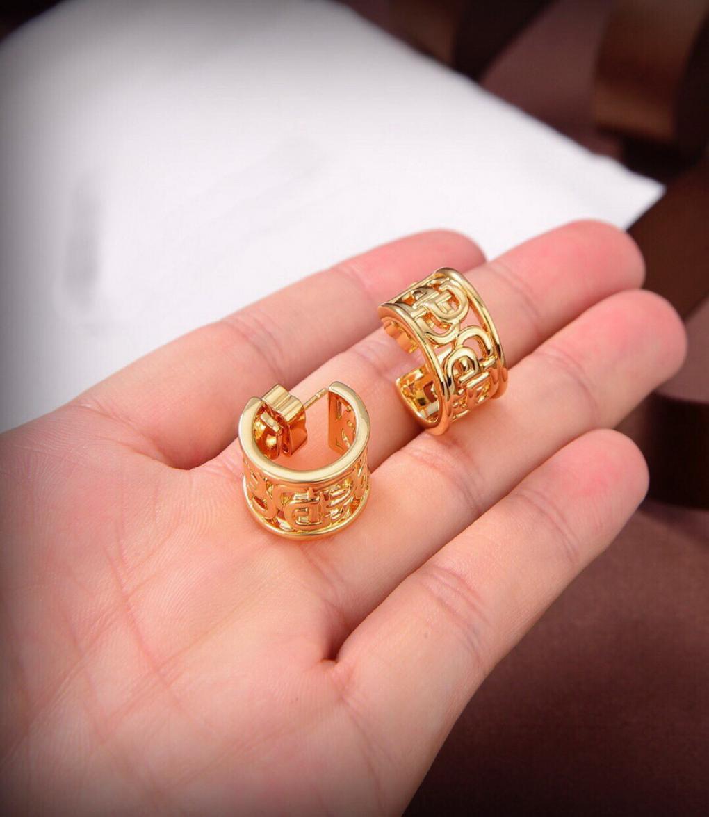 Designer Jewelry Dangle Women hollow out Earring hoop with diamonds High Quality new Brand B letters Pendant with logo nonfading 8967100
Designer Jewelry Dangle Women hollow out Earring hoop with diamonds High Quality new Brand B letters Pendant with logo nonfading 8967100