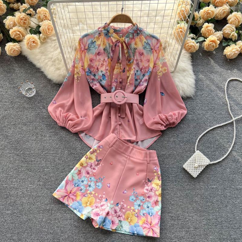 Women' Tracksuits Runway Designer Casual Holiday Vacation Shorts Sets Short Sleeve Print Blouses 2 Pieces Set Retro SuitWomen, Picture color
Women' Tracksuits Runway Designer Casual Holiday Vacation Shorts Sets Short Sleeve Print Blouses 2 Pieces Set Retro SuitWomen, Picture color