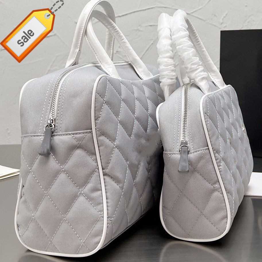 Luxurys Unisex Brand Designer Brands Fashion Texture Ringer Leisure Sports Bag Portable Handheld Vintage Embroidery Style Travel Bag Sold Factory Direct Sale, Grey 
Luxurys Unisex Brand Designer Brands Fashion Texture Ringer Leisure Sports Bag Portable Handheld Vintage Embroidery Style Travel Bag Sold Factory Direct Sale, Grey