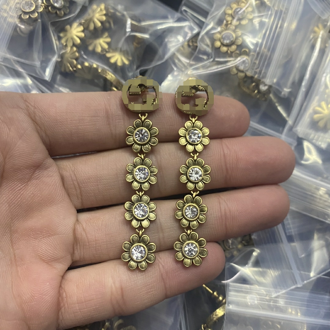 Luxury Gold Stud Earrings Designer For Women Hoop Earrings Stud Letter Earrings Jewelry With Box Set Valentine Day Gift Engagement GE-0118
Luxury Gold Stud Earrings Designer For Women Hoop Earrings Stud Letter Earrings Jewelry With Box Set Valentine Day Gift Engagement GE-0118