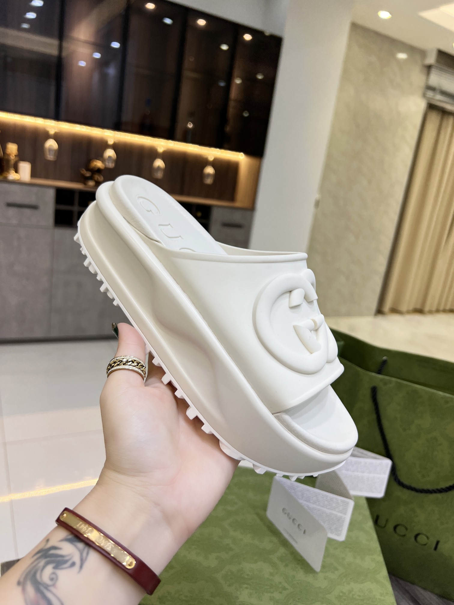 Running Shoes Sandals luxury Designer women Flip flops Slipper Genuine Leather slides Metal Chain Ladies Casual shoes