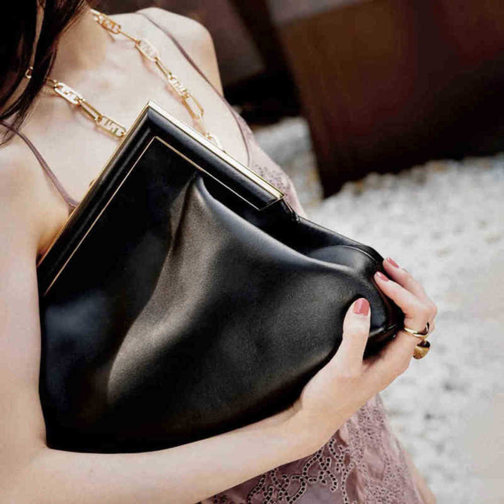 Shoulder Bags Tote Female New First Layer Cowhide Clutch Lock Cloud Large Capacity Single Messenger Dumpling 1122, Chocolate color
Shoulder Bags Tote Female New First Layer Cowhide Clutch Lock Cloud Large Capacity Single Messenger Dumpling 1122, Chocolate color