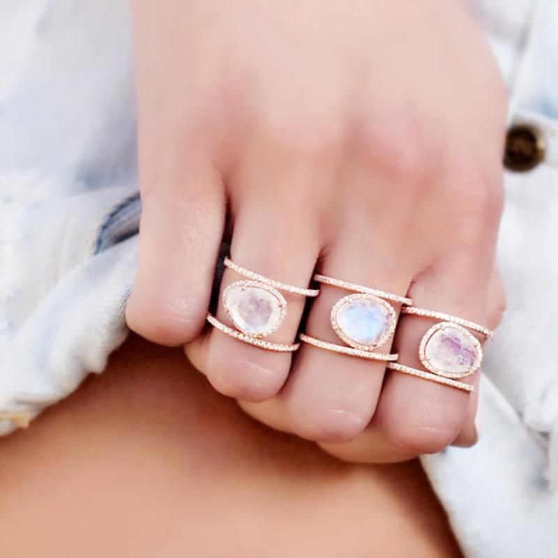 Wedding Rings Luxury European Chic Moonstones Elegant H Shape Full Finger Ring For Women Ladies 2023 Design Uneven Stone Fashion Jewelry
Wedding Rings Luxury European Chic Moonstones Elegant H Shape Full Finger Ring For Women Ladies 2023 Design Uneven Stone Fashion Jewelry