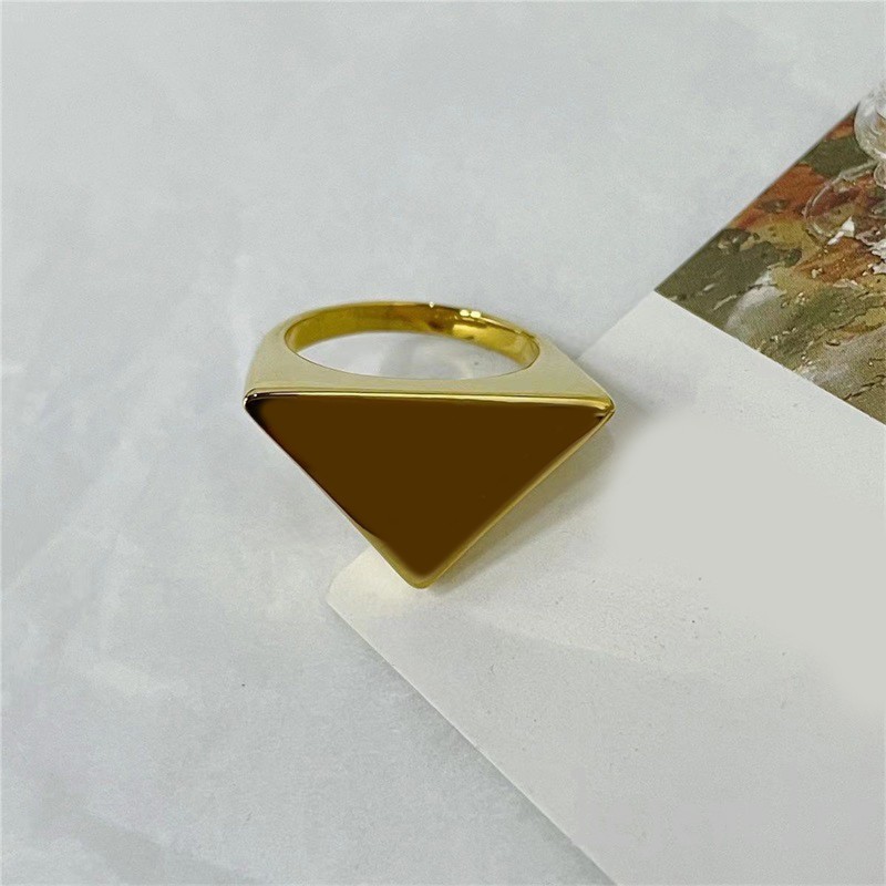 Street letter autumn mens ring love simplicity girl bague wedding rings enamelled letter triangles eye catching plated silver ring designer modern ZB040 F23
Street letter autumn mens ring love simplicity girl bague wedding rings enamelled letter triangles eye catching plated silver ring designer modern ZB040 F23