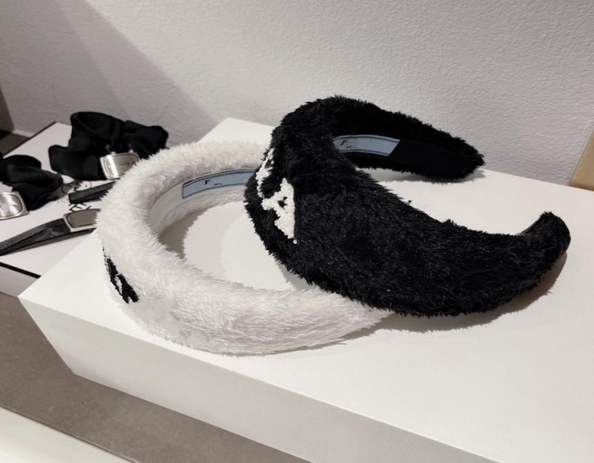 Designer INS fashion Pletter warm wool headbands women hair sticks girl headbandwomen accessories for head bands black white 2 co7481684
Designer INS fashion Pletter warm wool headbands women hair sticks girl headbandwomen accessories for head bands black white 2 co7481684