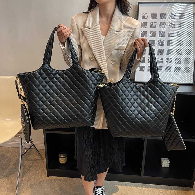2022 Sy Factory Direct Metallic Fabric Winter Ladies Hand Bags 2022 Women Female Quilted Puffer Tote Bag, Black trumpet
2022 Sy Factory Direct Metallic Fabric Winter Ladies Hand Bags 2022 Women Female Quilted Puffer Tote Bag, Black trumpet