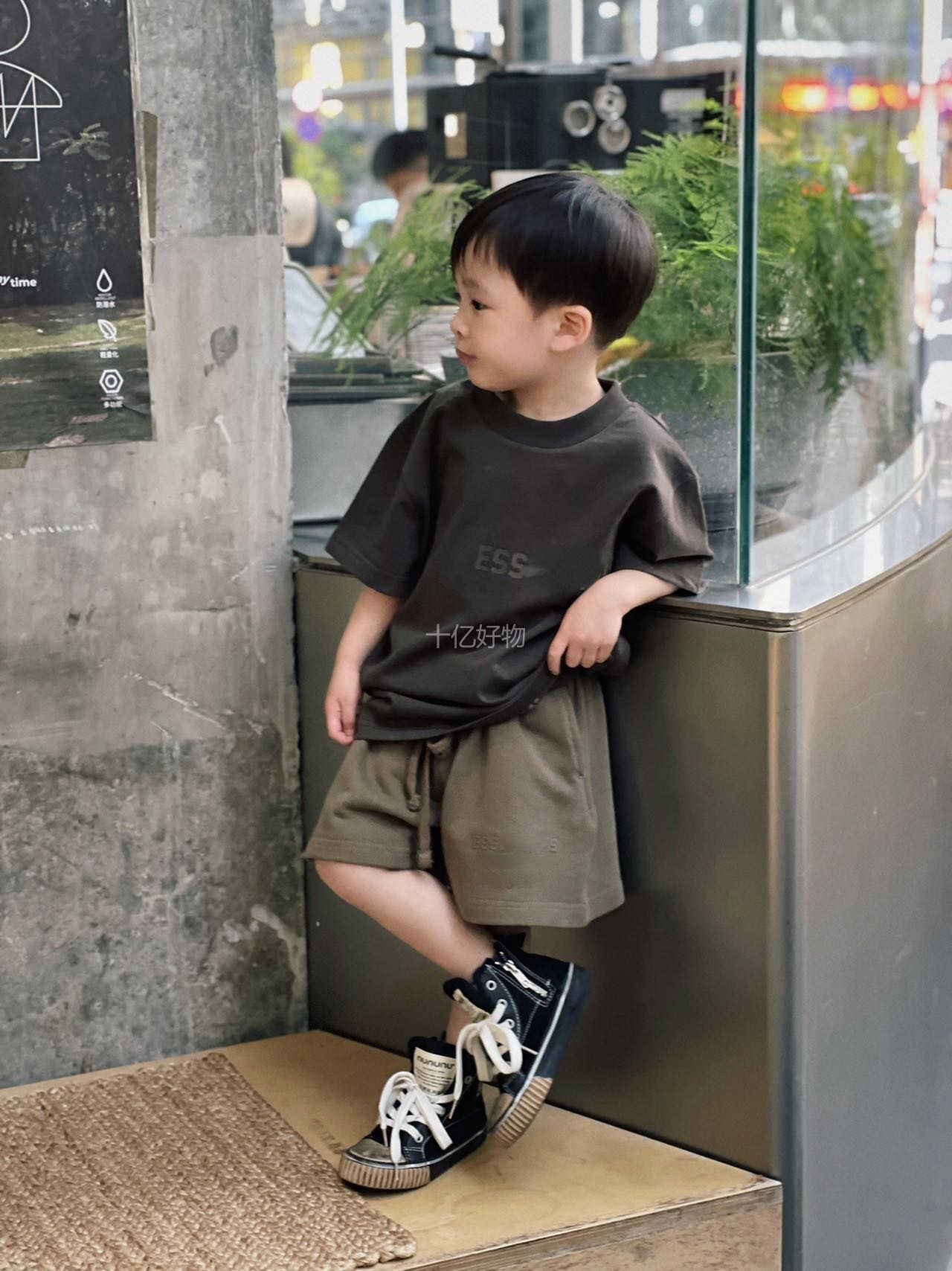 Designer Children's Fashion Brand Short-sleeved Chest Double-row Flocked Letter T-shirt Parent-child, White feather grey
Designer Children's Fashion Brand Short-sleeved Chest Double-row Flocked Letter T-shirt Parent-child, White feather grey