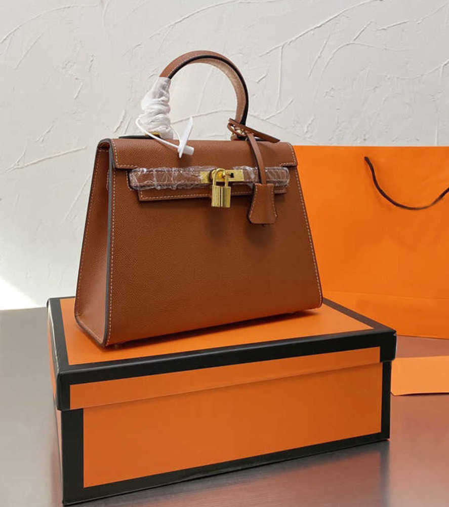 Evening Bags 2023 Designer Bags ladies Totes leather high quality fashion handbag shoulder Crossbody Bag 7 colors size 25cm, Sky blue
Evening Bags 2023 Designer Bags ladies Totes leather high quality fashion handbag shoulder Crossbody Bag 7 colors size 25cm, Sky blue