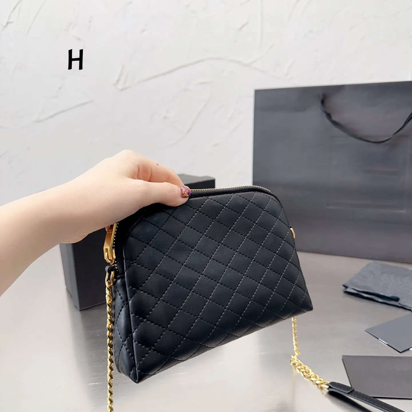 Designer Bags Fashion Mini Shell Bag designer bags Large Capacity Tote handbags Women Shopping Classic Shoulder bags Lady Purse, White
Designer Bags Fashion Mini Shell Bag designer bags Large Capacity Tote handbags Women Shopping Classic Shoulder bags Lady Purse, White