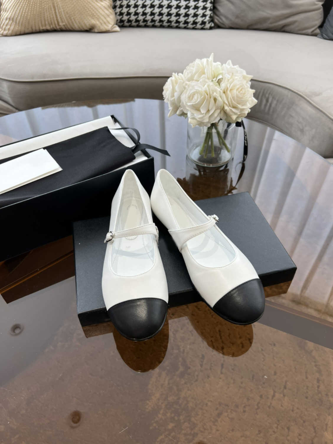 2023 Summer Beach Sandals designer shoes Casual fashion Mary Jane leather Belt buckle C Heels Baotou lady Flat Work Women color matching Dress Shoes loafers mules, Cnel3161
2023 Summer Beach Sandals designer shoes Casual fashion Mary Jane leather Belt buckle C Heels Baotou lady Flat Work Women color matching Dress Shoes loafers mules, Cnel3161