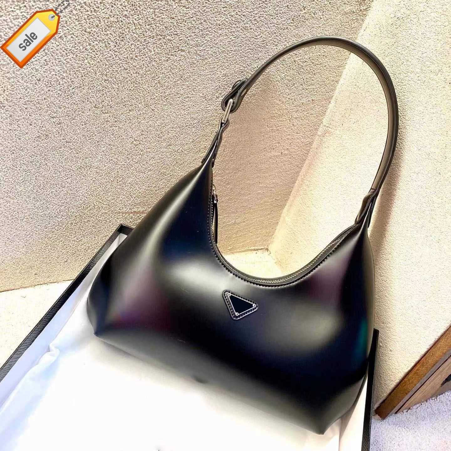 Luxurys Brand Designer Cross-body Bags Single Shoulder Bag Handbag 2023 New Fashion Texture Leather Mini Exquisite Crescent bag Gift Box Factory Direct Sales, Black logo version
Luxurys Brand Designer Cross-body Bags Single Shoulder Bag Handbag 2023 New Fashion Texture Leather Mini Exquisite Crescent bag Gift Box Factory Direct Sales, Black logo version