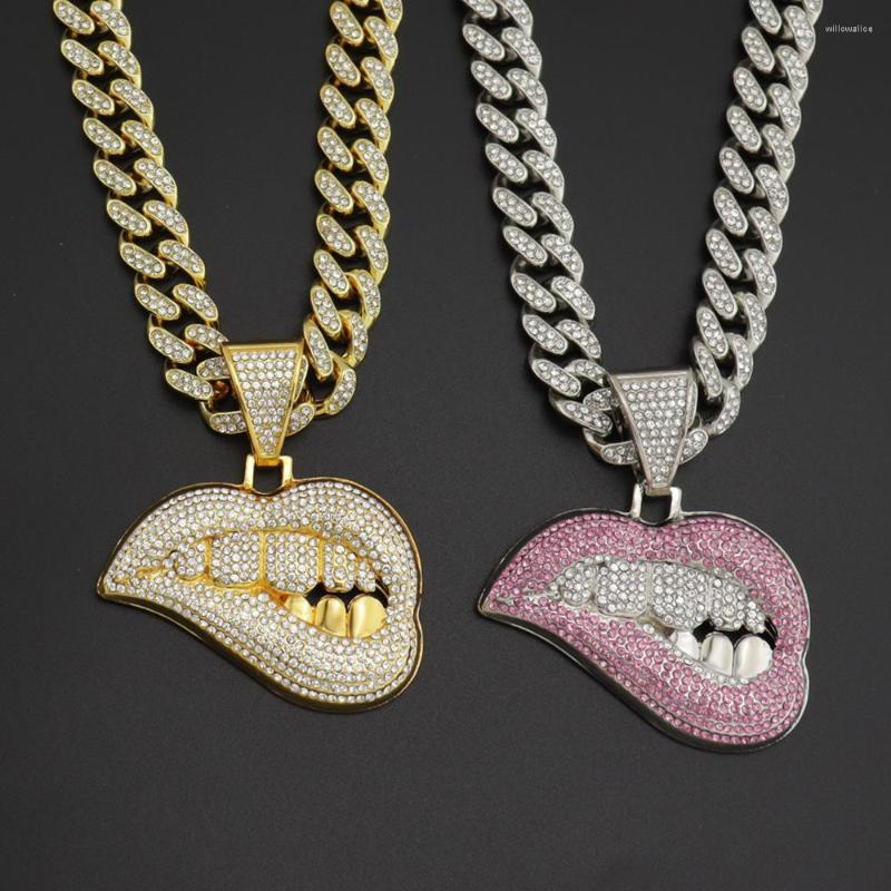 Pendant Necklaces Men Women Hip Hop Bite Lip Shape Necklace With 13mm Crystal Cuban Chain Iced Out Bling HipHop Fashion Jewelry
Pendant Necklaces Men Women Hip Hop Bite Lip Shape Necklace With 13mm Crystal Cuban Chain Iced Out Bling HipHop Fashion Jewelry