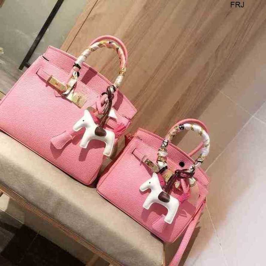 Designer Bags Birkin Handbags Herms Womens s 2023 Platinum Handinhand Bag Fashion Trend MY9K Have Logo frj
Designer Bags Birkin Handbags Herms Womens s 2023 Platinum Handinhand Bag Fashion Trend MY9K Have Logo frj