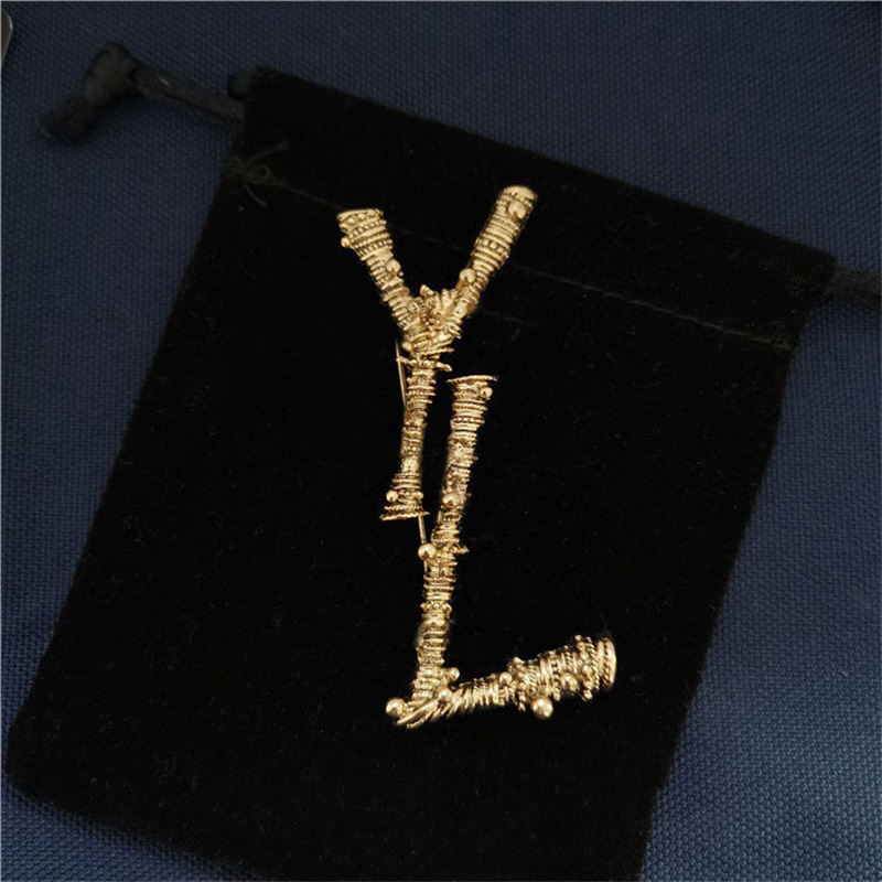 2023 designer brooch brasses letters pin silver color metal not fade dresses for woman irregular brooche happiness shirt men clothes vintage brooches ZB042 F23
2023 designer brooch brasses letters pin silver color metal not fade dresses for woman irregular brooche happiness shirt men clothes vintage brooches ZB042 F23