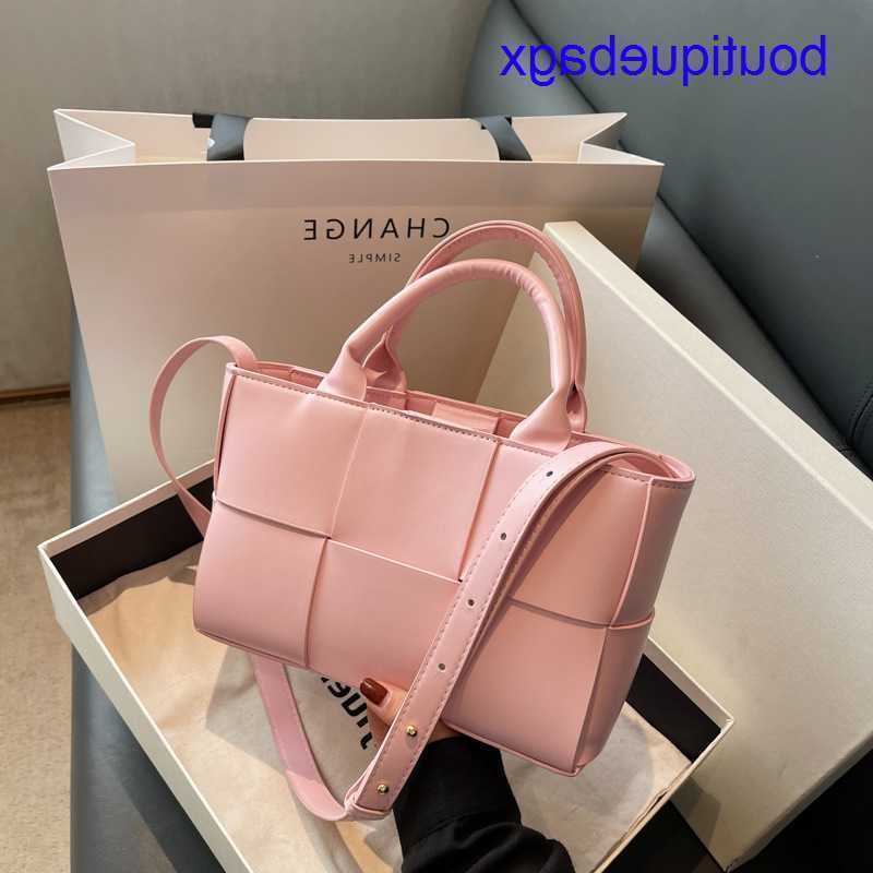 Luxury Bottegss Venetss Arco Evening Bags online store French small crowd high feeling bag women's 2023 new all-around solid color With logo 6KIE, Black7
Luxury Bottegss Venetss Arco Evening Bags online store French small crowd high feeling bag women's 2023 new all-around solid color With logo 6KIE, Black7