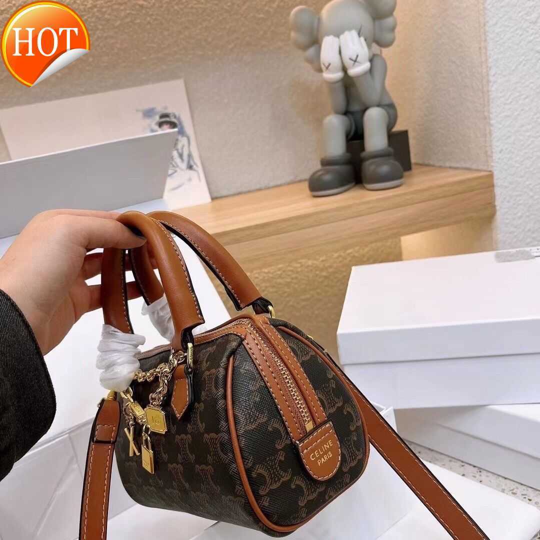 Luxury Brand Designer Handbags Shoulder Bag Crossbody Tote 2023 New Fashion Texture Boston Women's Shoulders Messenger Gift Box Factory Direct Sales, Cover 16 cm
Luxury Brand Designer Handbags Shoulder Bag Crossbody Tote 2023 New Fashion Texture Boston Women's Shoulders Messenger Gift Box Factory Direct Sales, Cover 16 cm