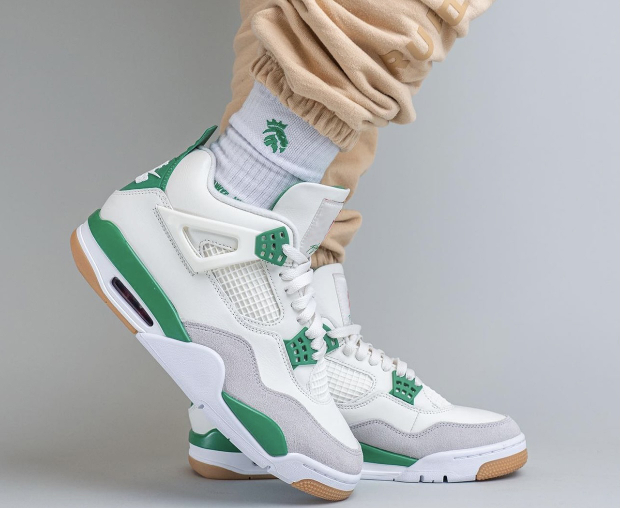 2023 Authentic SB x 4 Pine Green Shoes Sail Neutral Grey White Men Sports Outdoor Sneakers With Original box DR5415-103
2023 Authentic SB x 4 Pine Green Shoes Sail Neutral Grey White Men Sports Outdoor Sneakers With Original box DR5415-103