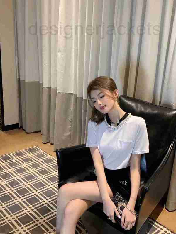 Women' T-Shirt designer Pearl Rhinestone Neckband Decorative Letter Short Sleeve Spring/Summer 2023 New T7Y8 
Women' T-Shirt designer Pearl Rhinestone Neckband Decorative Letter Short Sleeve Spring/Summer 2023 New T7Y8